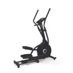 Svart crosstrainer med rundt svinghjulsdeksel under konsollen, lange fotarmer bakover mot en skinne og konsoll med blå skjerm