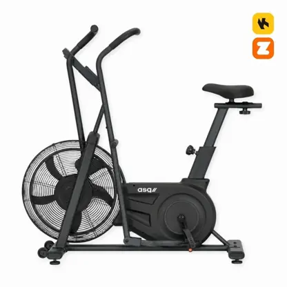 Svart airbike med stor gitterdekket vifte foran, to lange håndtak og sete på justerbar stamme