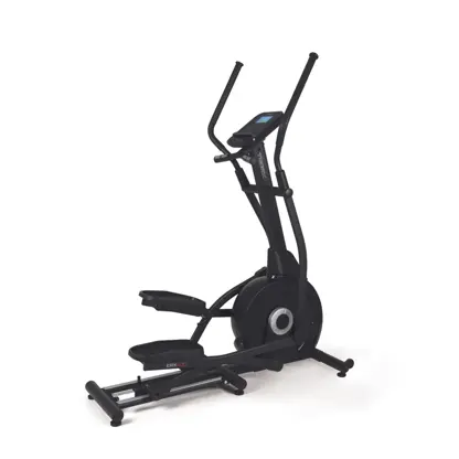 Svart crosstrainer med rundt svinghjulsdeksel under konsollen, lange fotarmer bakover mot en skinne og konsoll med blå skjerm